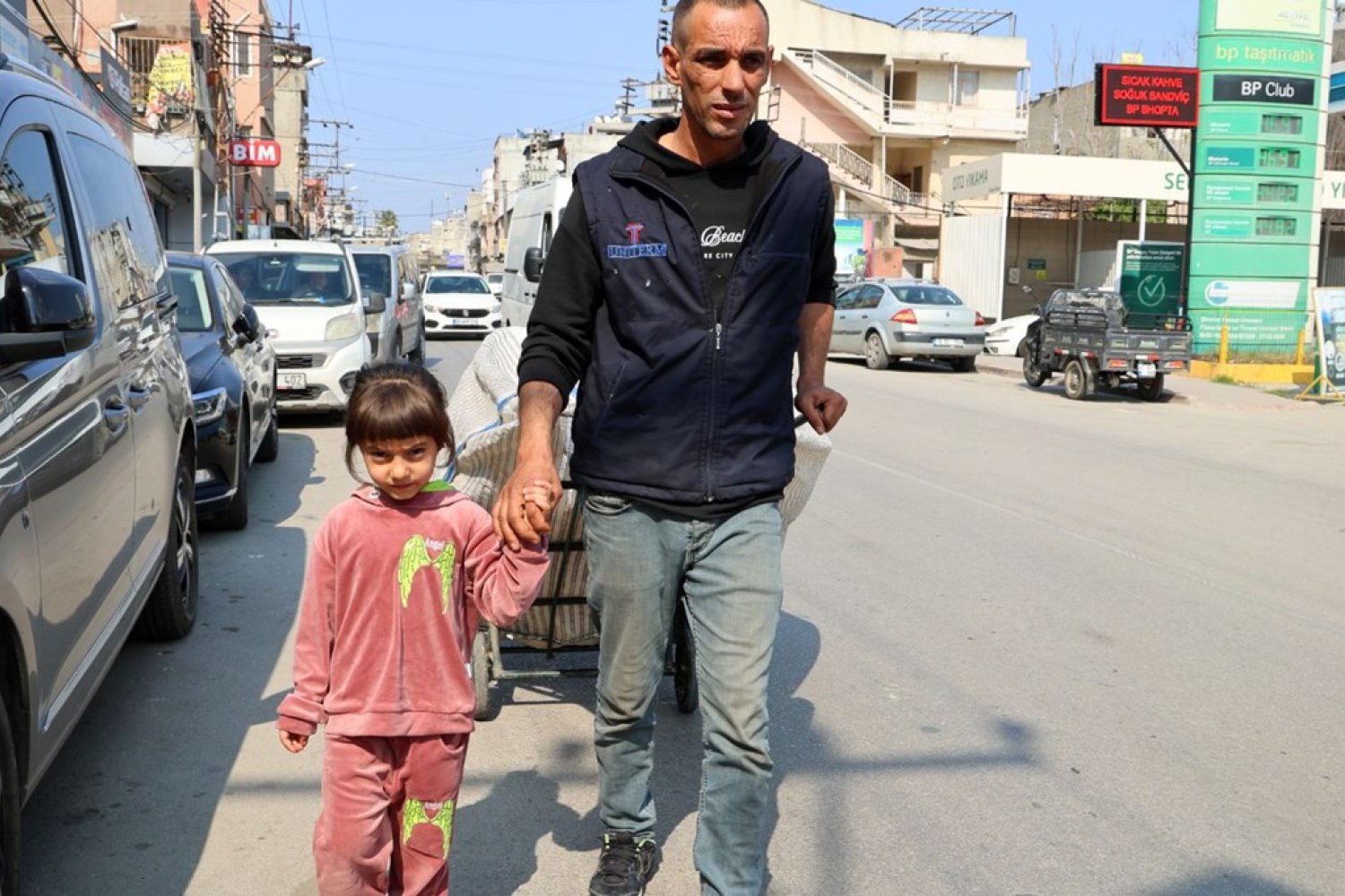 Adana'da Görme ve İşitme Engelli Baba ve Kızının Hayat Mücadelesi