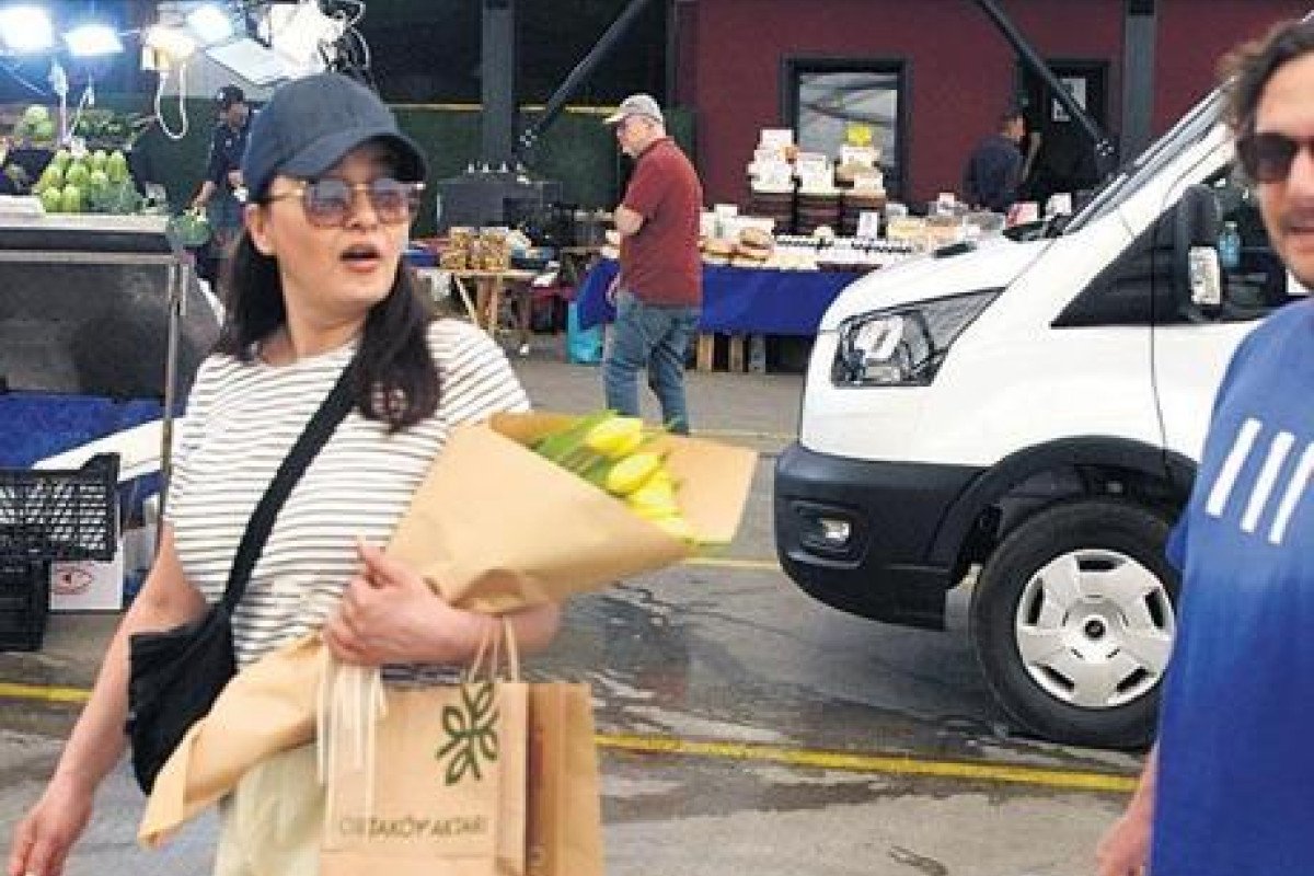 Nurgül Yeşilçay Sevgilisiyle Ortaköy Pazarı'nda Keyifli Anlar Yaşadı