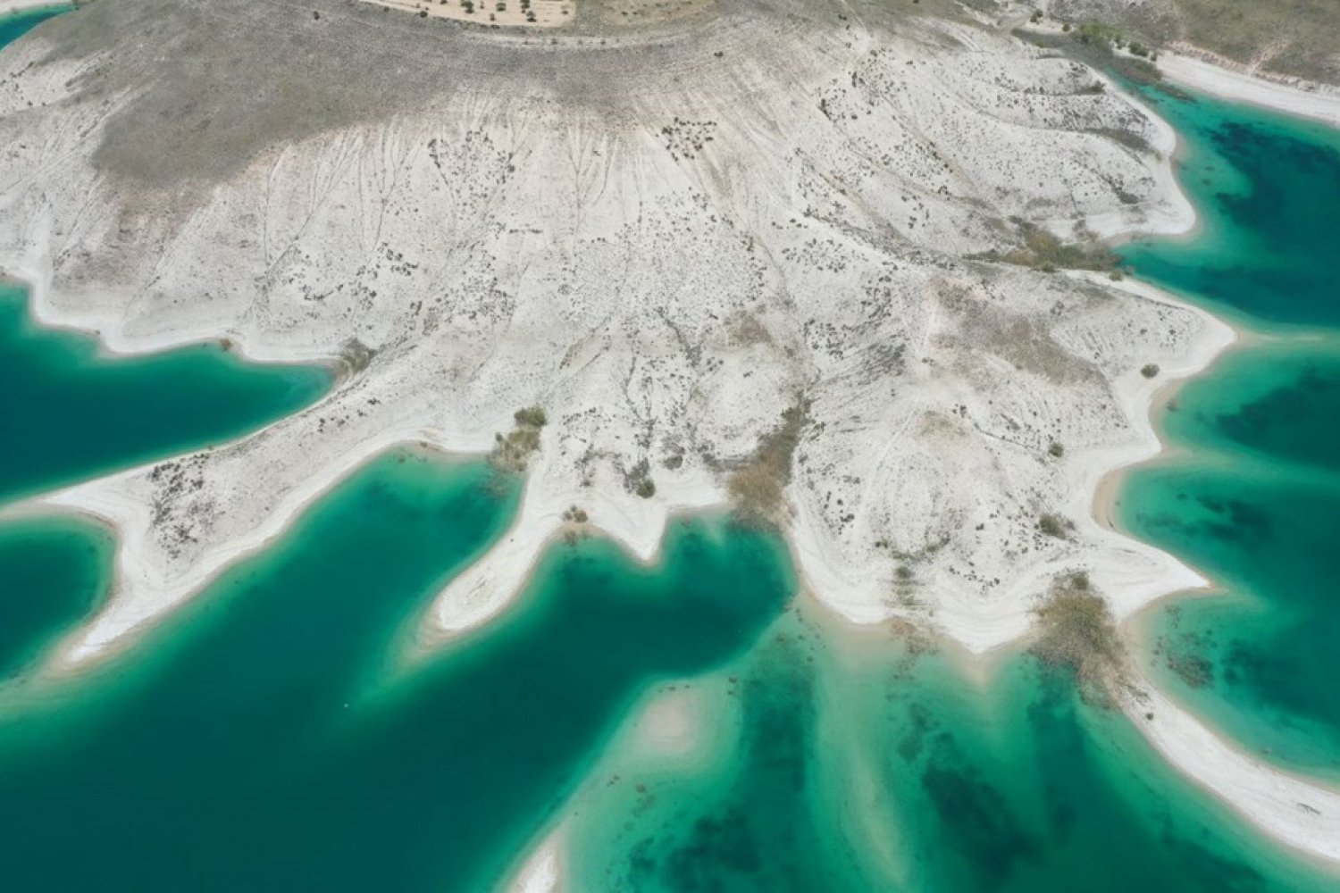 Adıyaman'daki Atatürk Baraj Gölü'nde Maldivler Benzeri Görüntüler Sizi Büyüleyecek