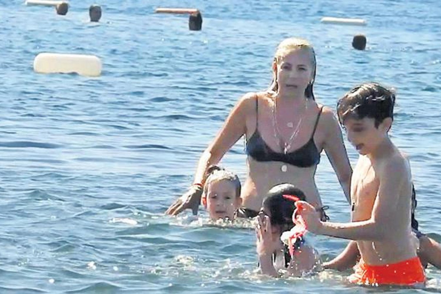 Tatil Keyfiyle Yenilenen Ünlü Oyuncu Ailesi Sıcak Günlerde Deniz ve Güneşle Buluştu