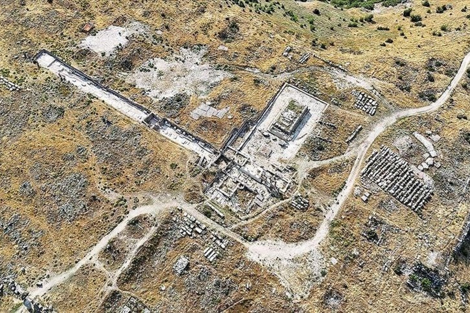 Ünlü Şarkıcı X, Y ile Göz Kamaştıran Yeni Projesini Lansman Etti