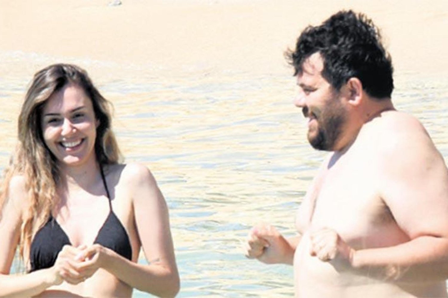 Yaz Sezonunun Vazgeçilmezleri: Berfu ve Eser Yenenler Playa Keyfini Çıkarıyor