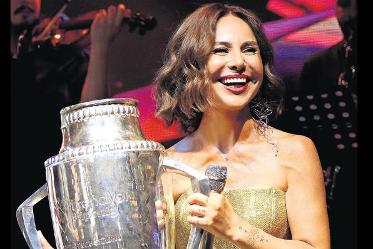 Şampiyonluk Kupasıyla Coşan Şarkıcı Gecenin Yıldızı Oldu
