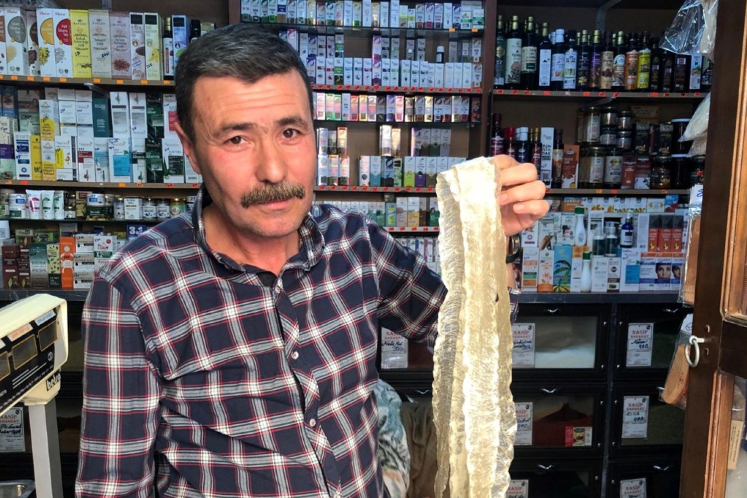 Şaşırtıcı Detaylar: Ünlü Şarkıcı Yurt Dışında Görüldü, Hayranlarını Şaşırttı