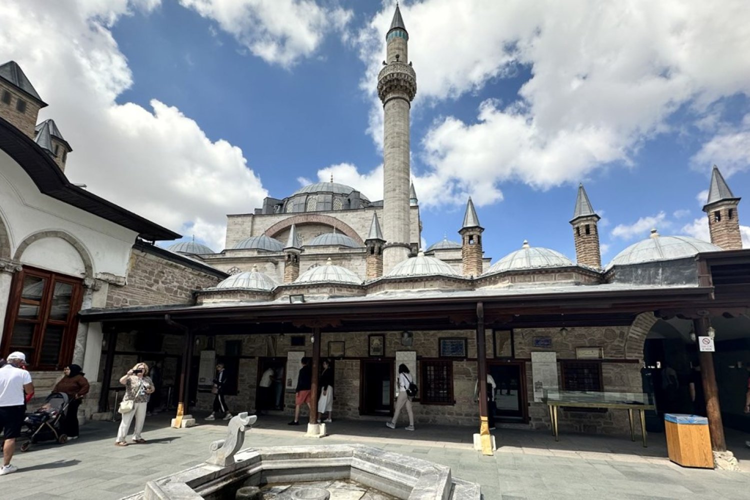 Ünlü Şarkıcı Yeni Albümünü Sürpriz Bir Şekilde Tanıttı