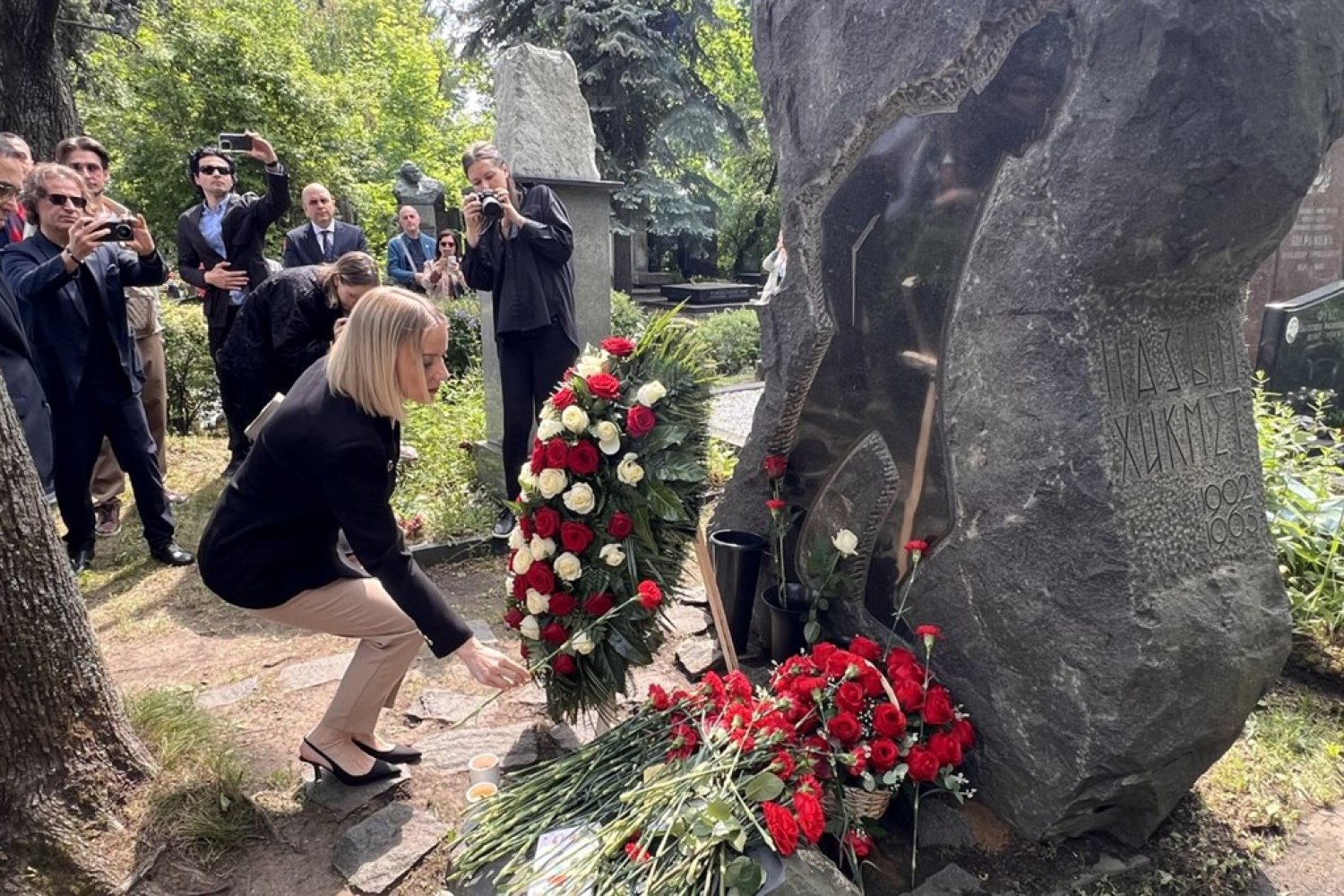 Nazım Hikmet'in Anısı Moskova'da Yaşıyor: 62 Yıl Sonra Görkemli Anma Etkinliği