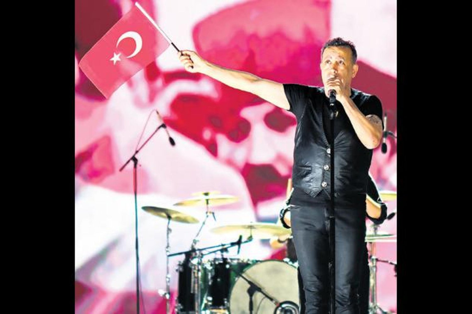 Levent'ten Düğün Hediyesi: Çiftetelliyle Mutluluklarını Kutladı