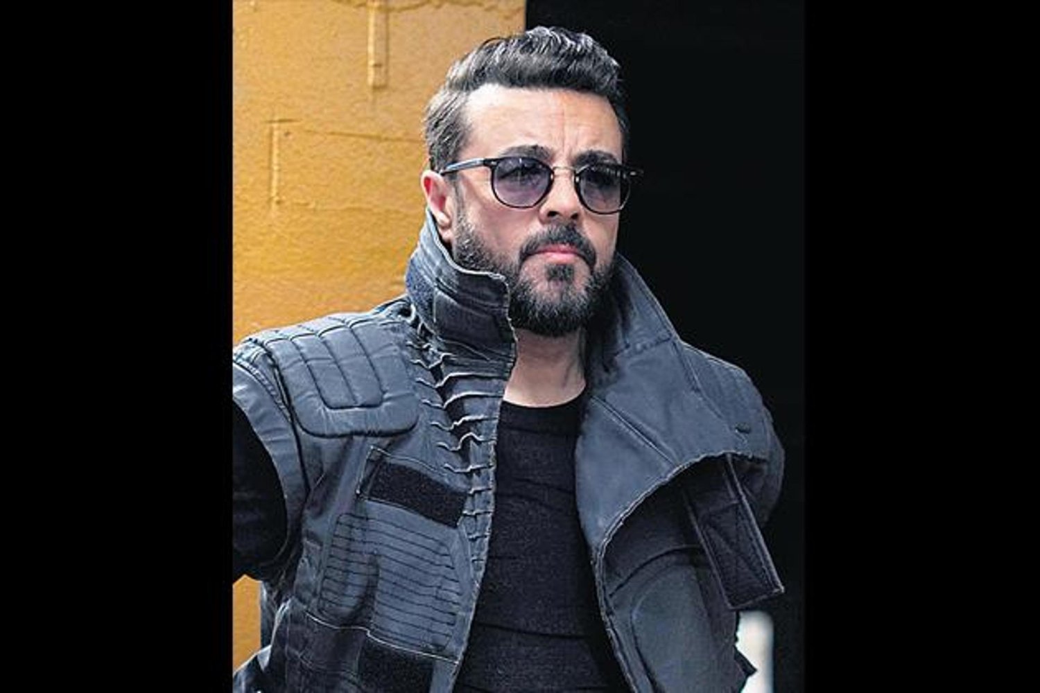 Yeni Şarkı Dümenci: Sahte Yüzlerin Hikayesiyle Dikkat Çekiyor
