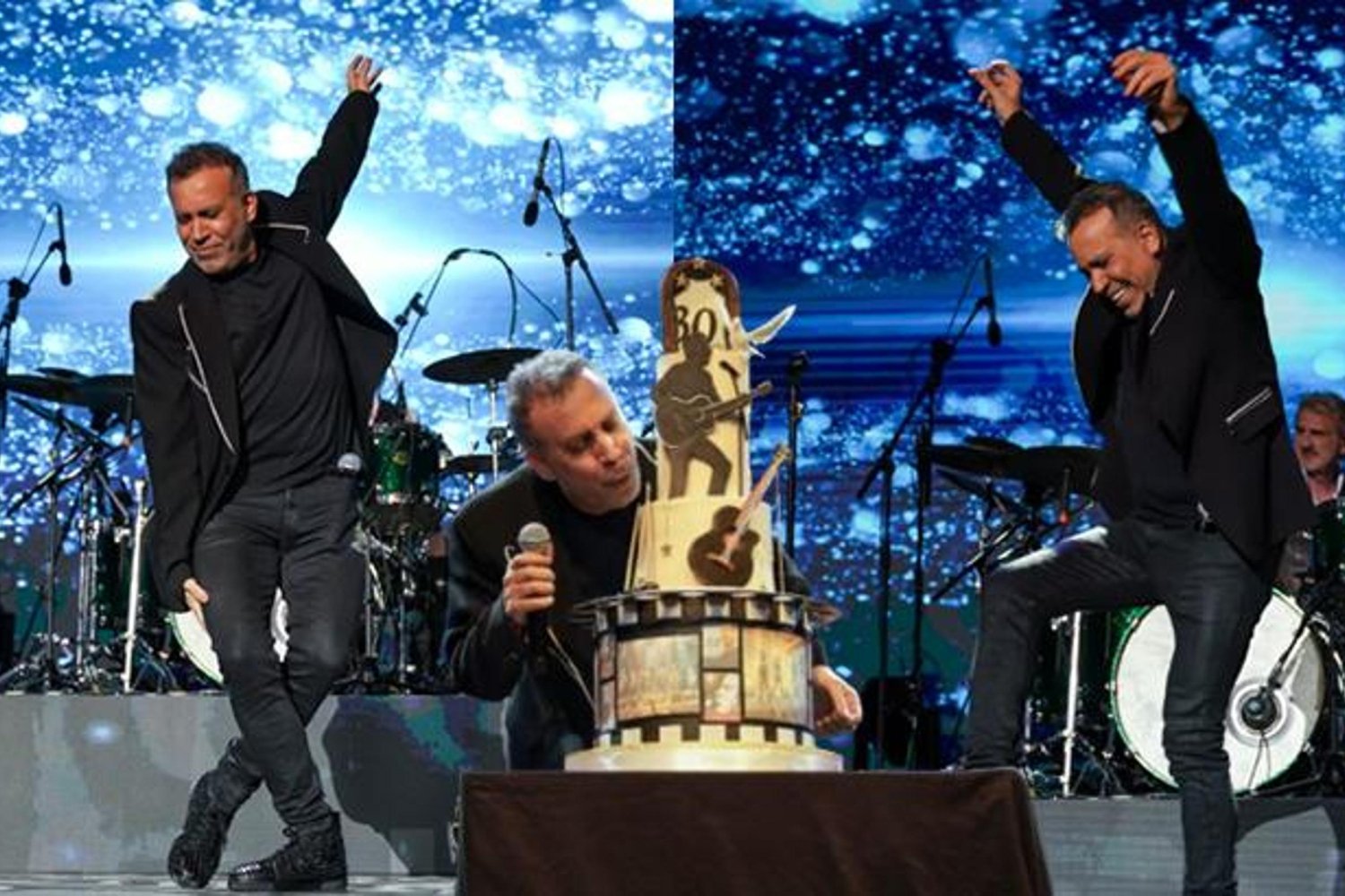 Haluk Levent Konserinde 30. Yılını Kutladı, Yeni Şarkı Müjdesi ve Çocuklar İçin Sosyal Çalışmalar