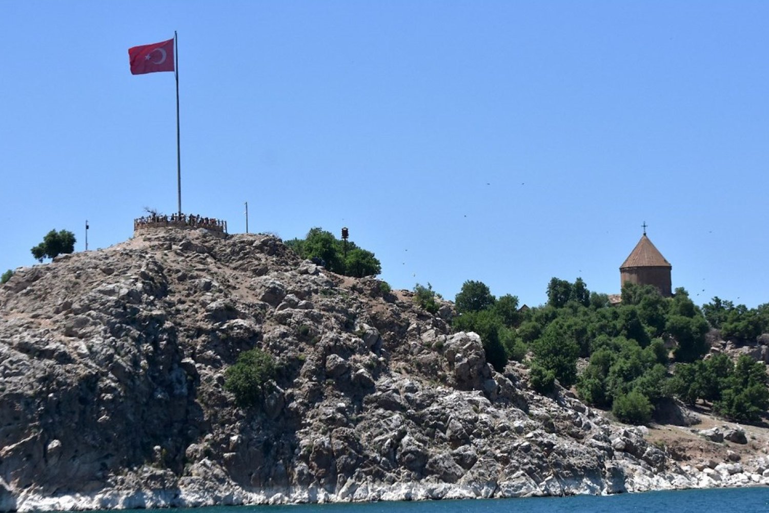 Akdamar Adası ve Tarihi Yapılarıyla Van Gölü'nün İncisi