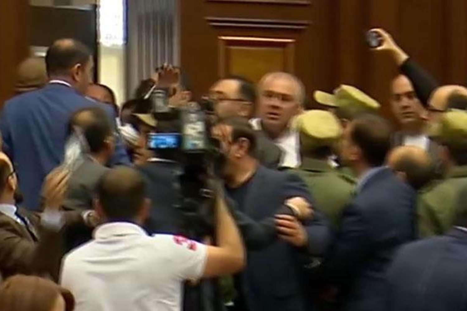 Sarkisyan Gerginliği: Salon Terk Etmek İstedi, Kavga Çıktı!