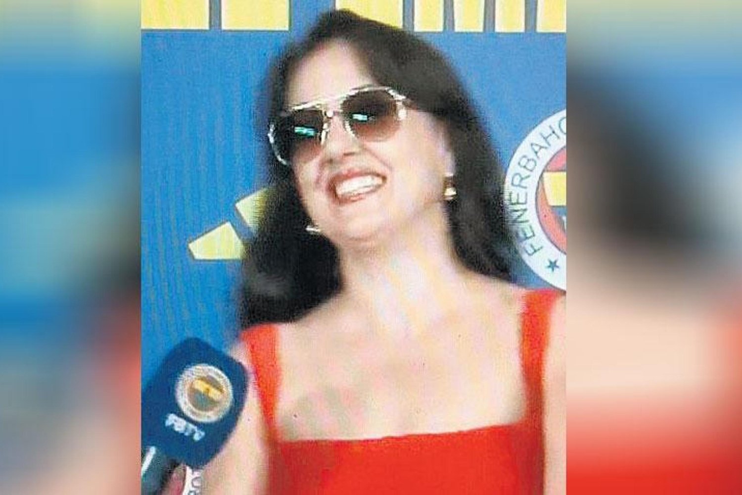 Moda Haftasında Kırmızı Elbise Şıklığıyla Göz Kamaştırdı