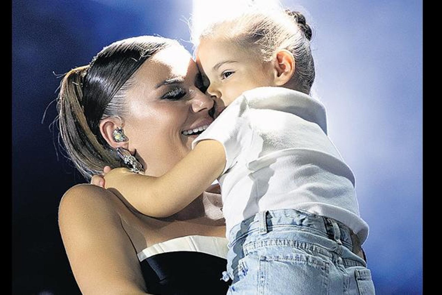 Özbey İlk Kez Kızı Elif Özüm'le Sahneye Çıktı: Muhteşem Gecede 30 Bin Hayranı Eşlik Etti