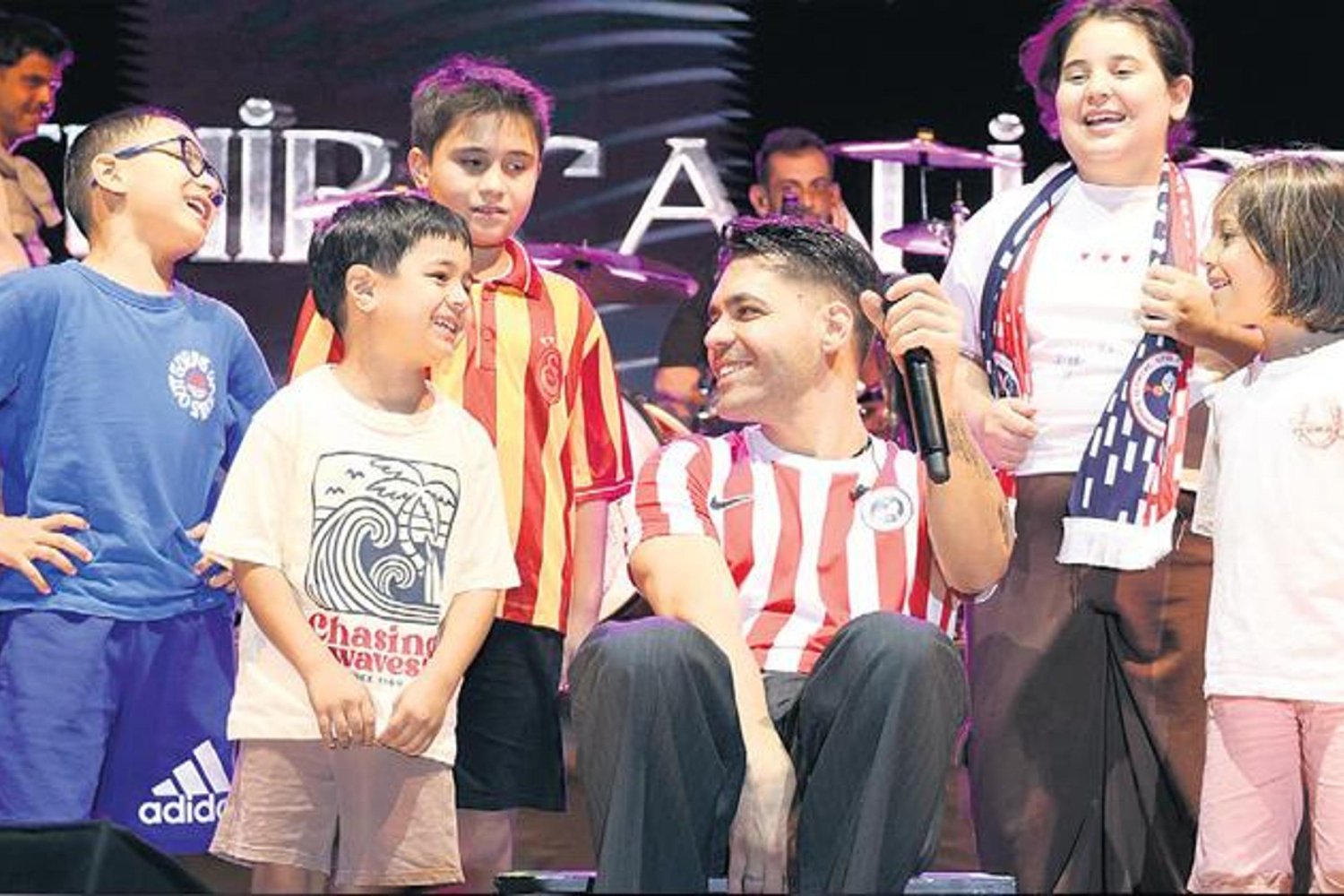 Kahramanmaraş'ta İstiklal Spor Şampiyonluk Festivali'nde Ünlü Sanatçı Ruj ile Coştu