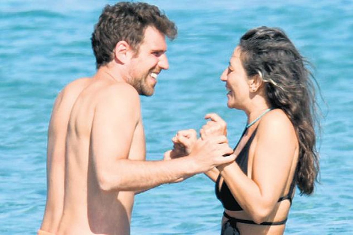 Romantik Günleriyle Dikkat Çeken Oyuncu Çift, Deniz Keyfinde Sırılsıklam Aşıklar!