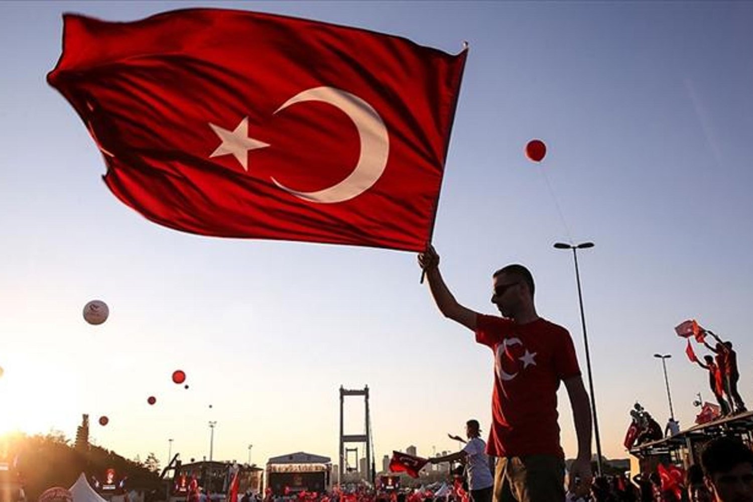15 Temmuz Demokrasi Günü: Ünlülerden Vatan ve Direniş Mesajları