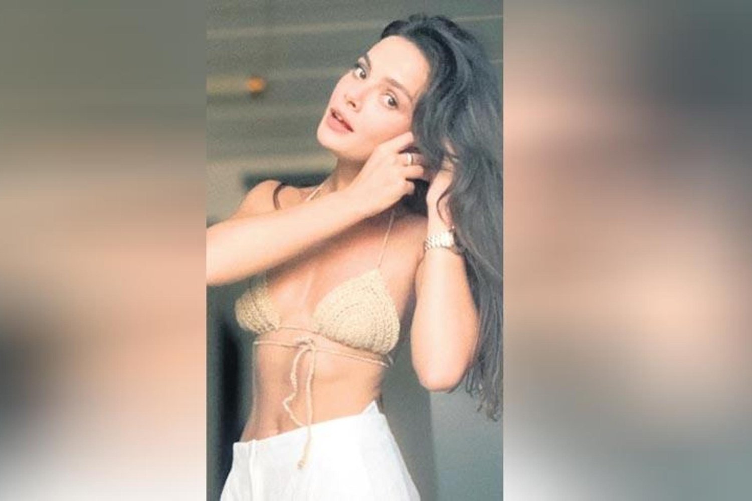 Ünlü Oyuncu Makyaj ve Sade Şıklıkla Göz Kamaştırdı