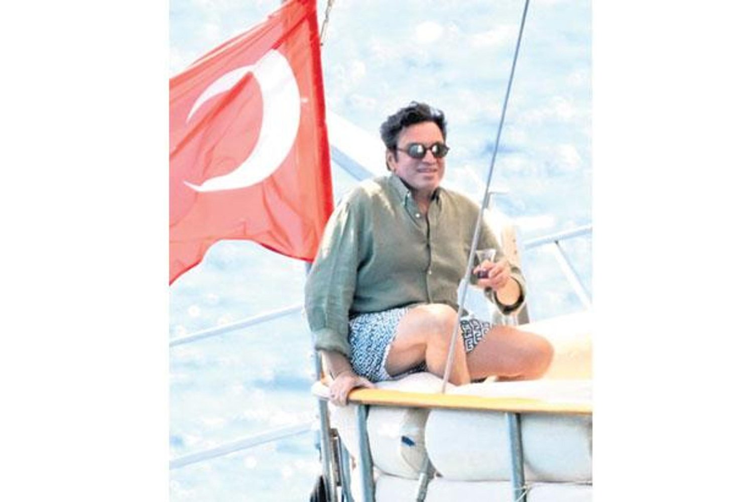 Ünlü Tenor Bodrum Koylarında Türk Çayıyla Serinliyor