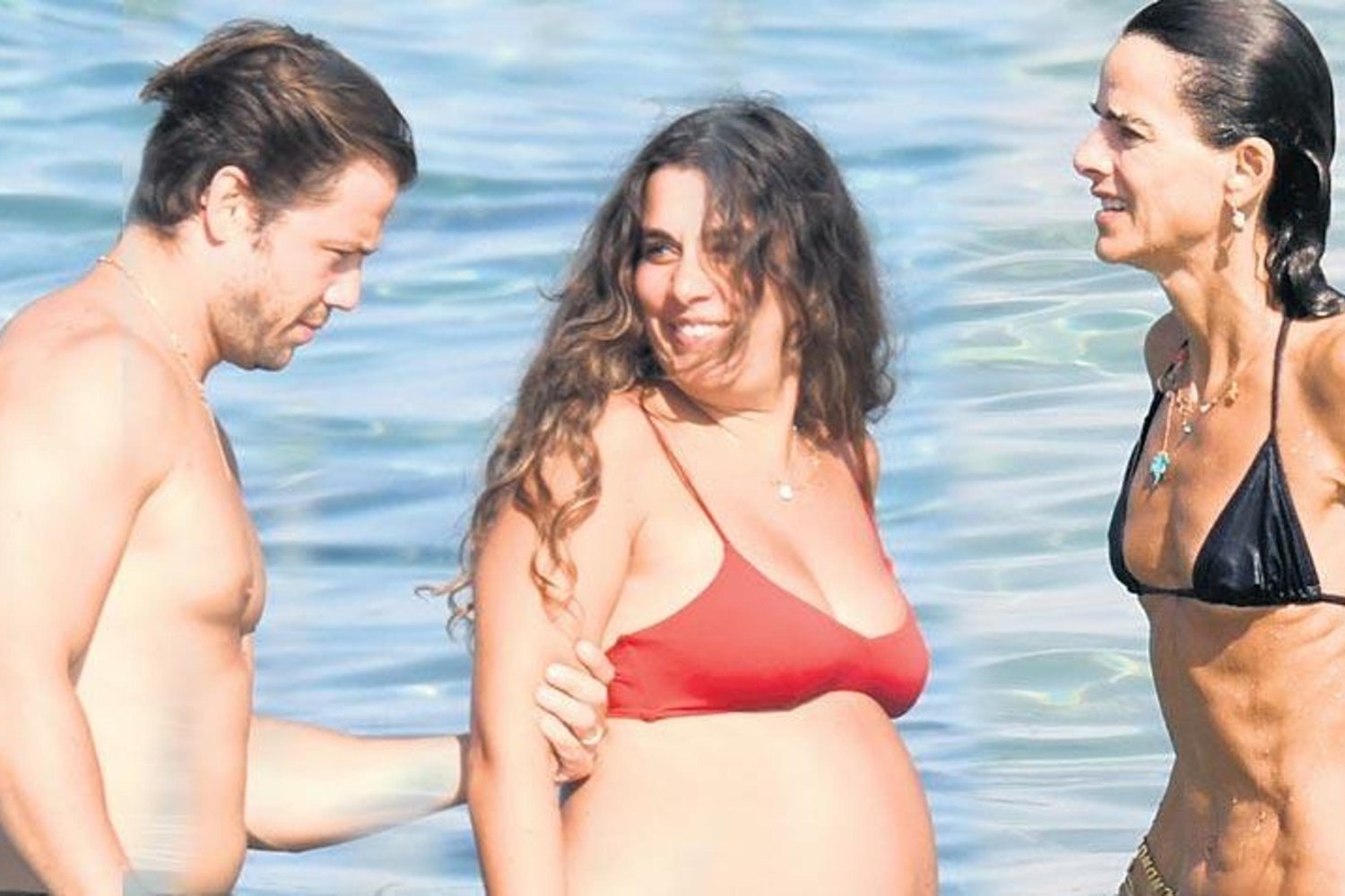 Magazin Haberleri: Baba Olmaya Hazırlanan Ünlü Oyuncu, Eşiyle Serin Sulara Yelken Açtı!