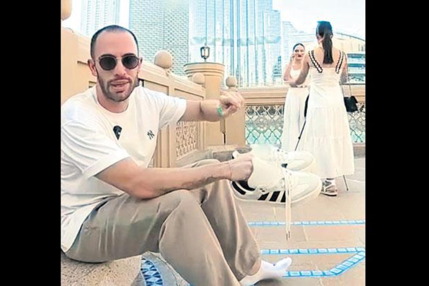 Dünyanın En Temiz Şehri Test Edildi: Mert Öztürk Dubai'de Beyaz Çoraplarıyla Sokakta Yürüdü