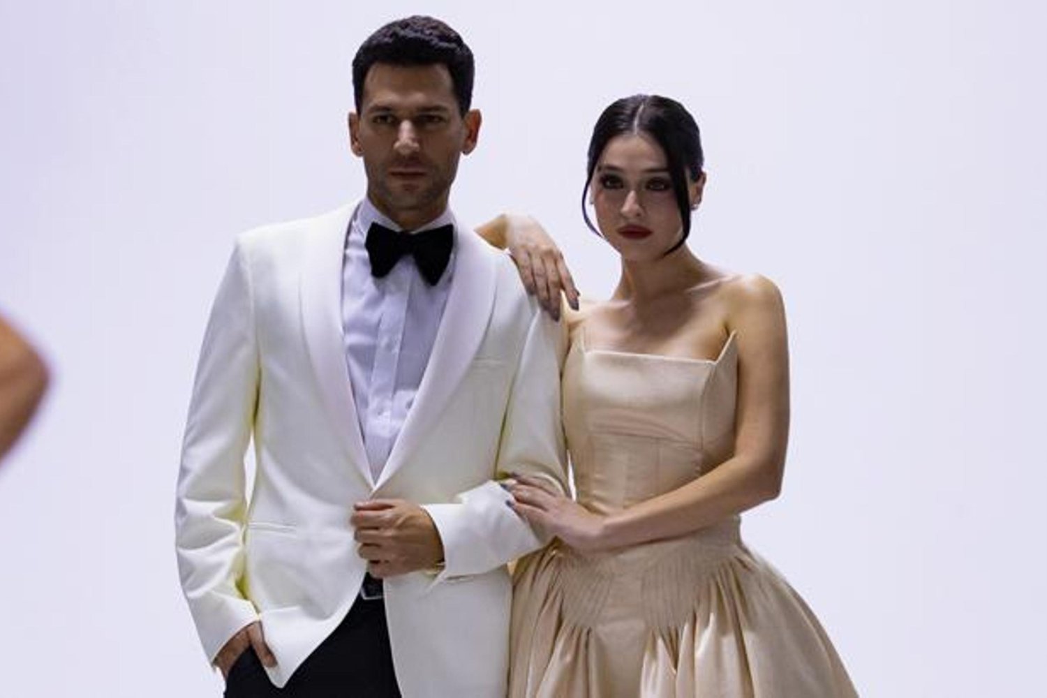 Güller ve Günahlar Dizisi Oyuncuları Murat Yıldırım ve Cemre Baysel'den Çekim Sonrası Dikkat Çeken Pozlar