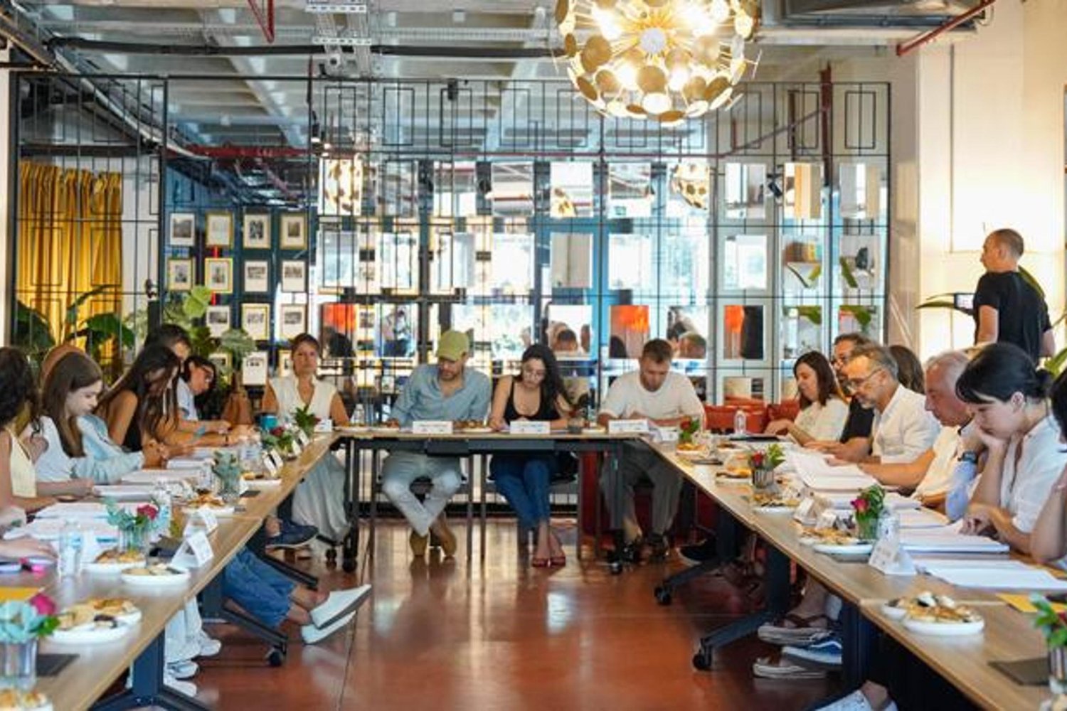 Murat Yıldırım ve Cemre Baysel'in İlk Buluşması Gündemde: Güller ve Günahlar Yakında Ekranda!