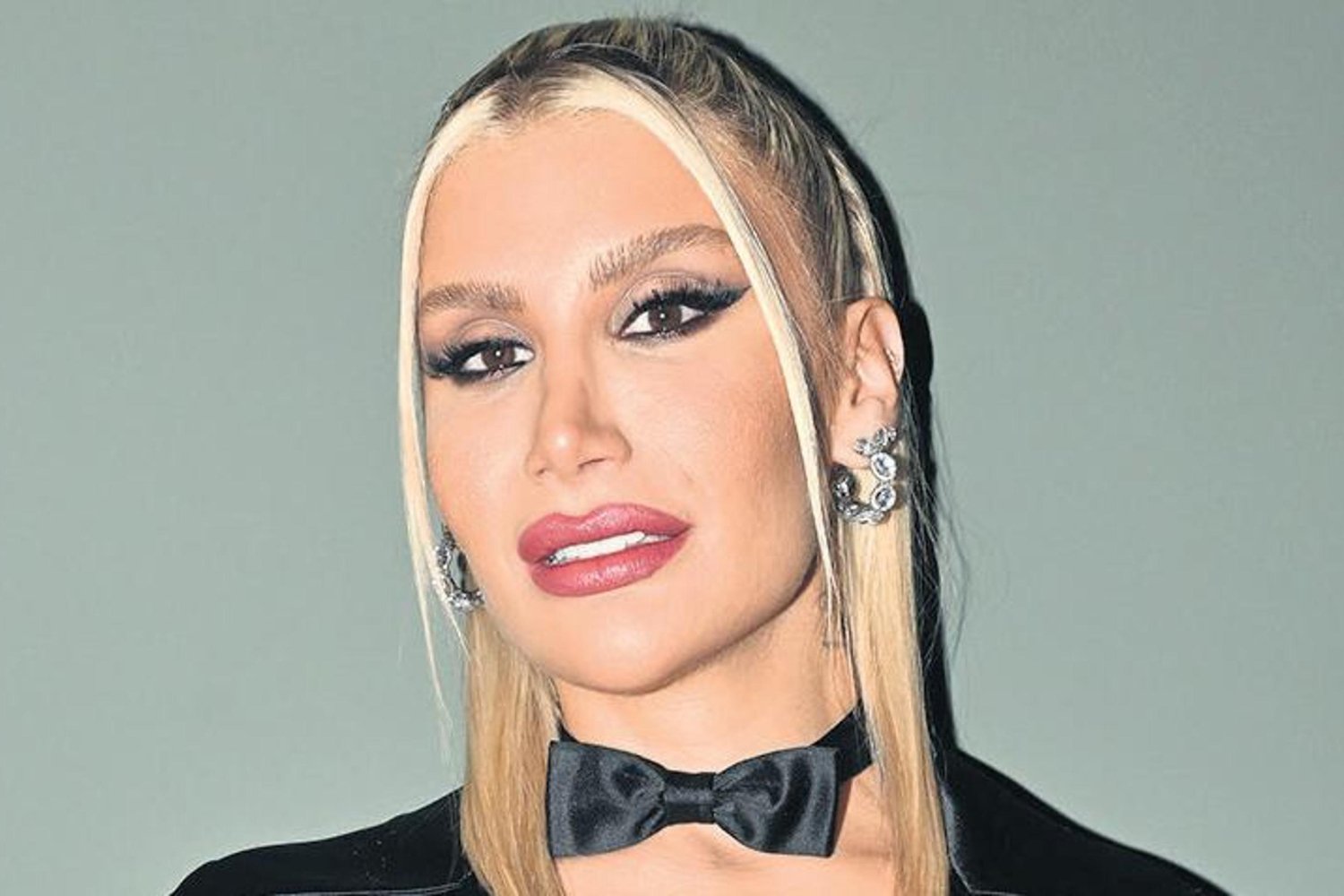 Şarkıcı Derici Düştü, Başına 10 Dikiş Atıldı! Durumu Açıklandı