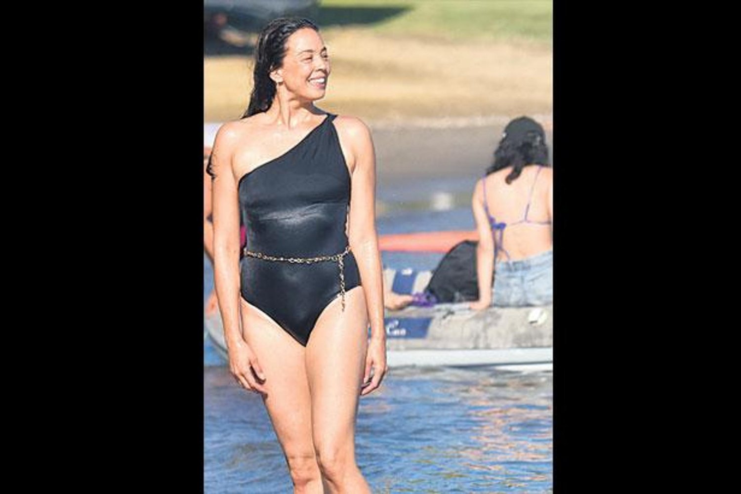 Dünyaca Ünlü Oyuncu Azra Akın Yüzmede Göz Kamaştırdı