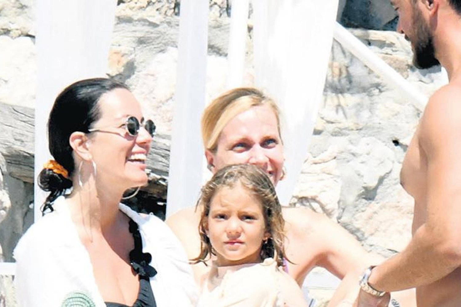 Magazin Haberleri: Ikiz Kızlarıyla Tatil Yapan Çift Marmaris'te Görüntülendi