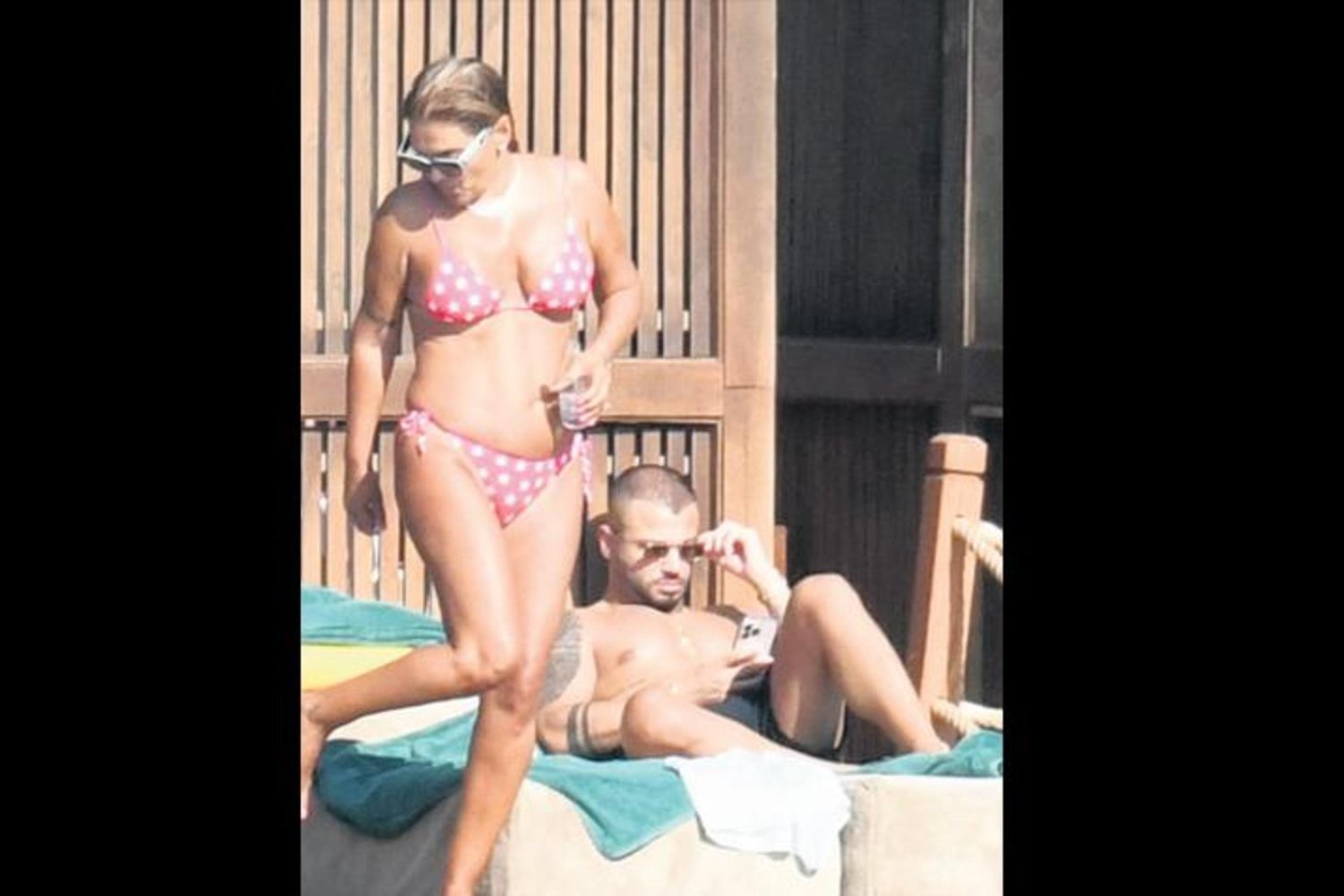 Akalın ve Eşi Okan Kurt’un Plajda İlginç Anları!