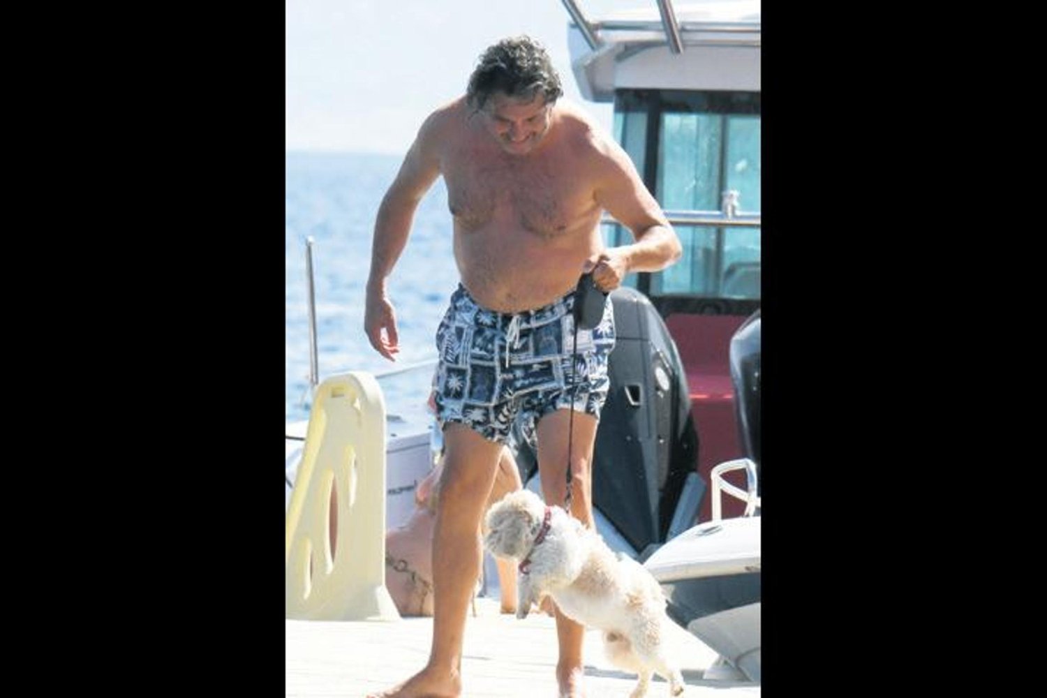 Ünlü Oyuncu Seferi İskelenin Üzerinde Köpeğini Suya İkna Etti