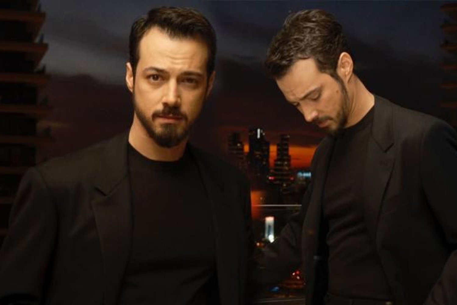 Mert Yazıcıoğlu Bodrum tatiliyle gündemde! Ünlü oyuncu arkadaşlarıyla rahatladı