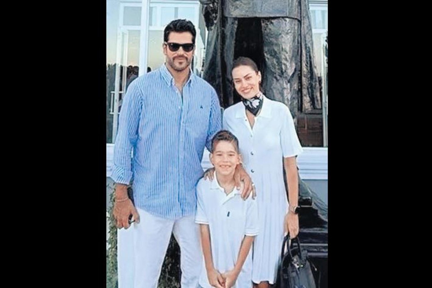 Ünlü Oyuncu Çiftinin Oğulları Karan Ilkokula Kaydoldu, Mutlulukları Paylaşıldı