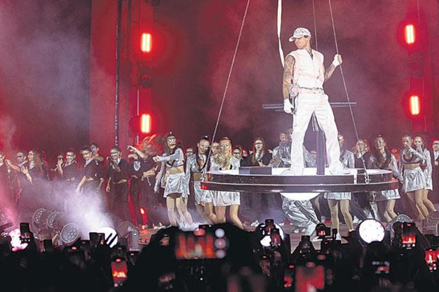 Rap gecesinin yıldızı vinçli uzay kapsülü gösterisiyle şaşırttı