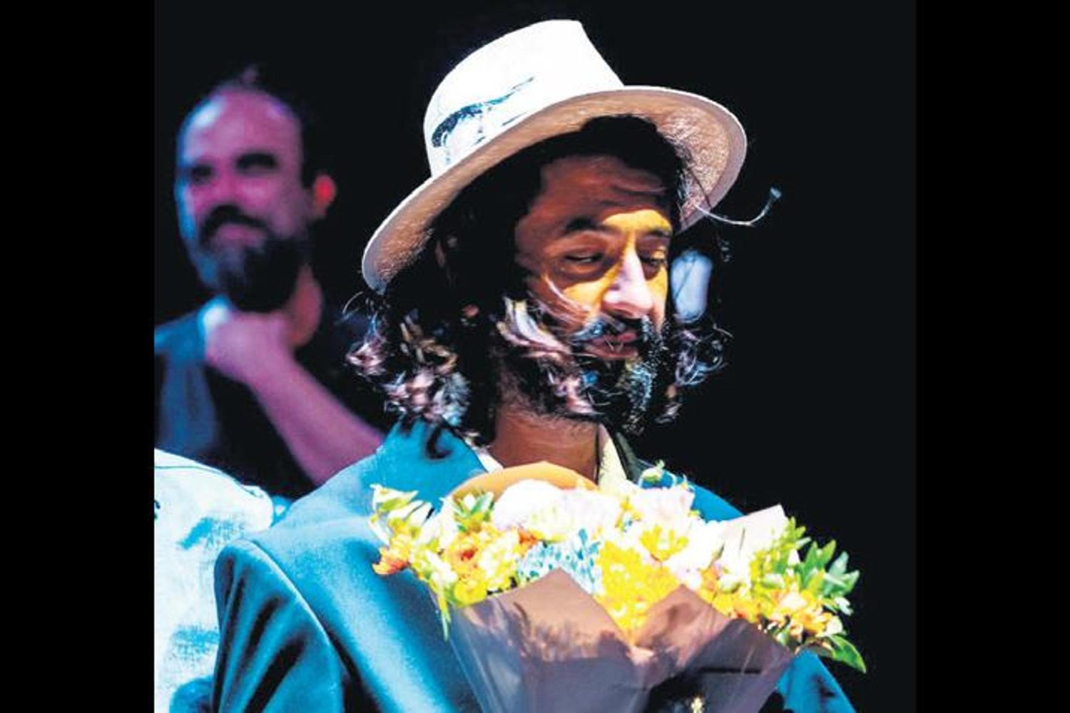 Moda ve Tarih Buluşması: Şapka Kanunu'nun Anısına Takan Şarkıcı Dikkat Çekti