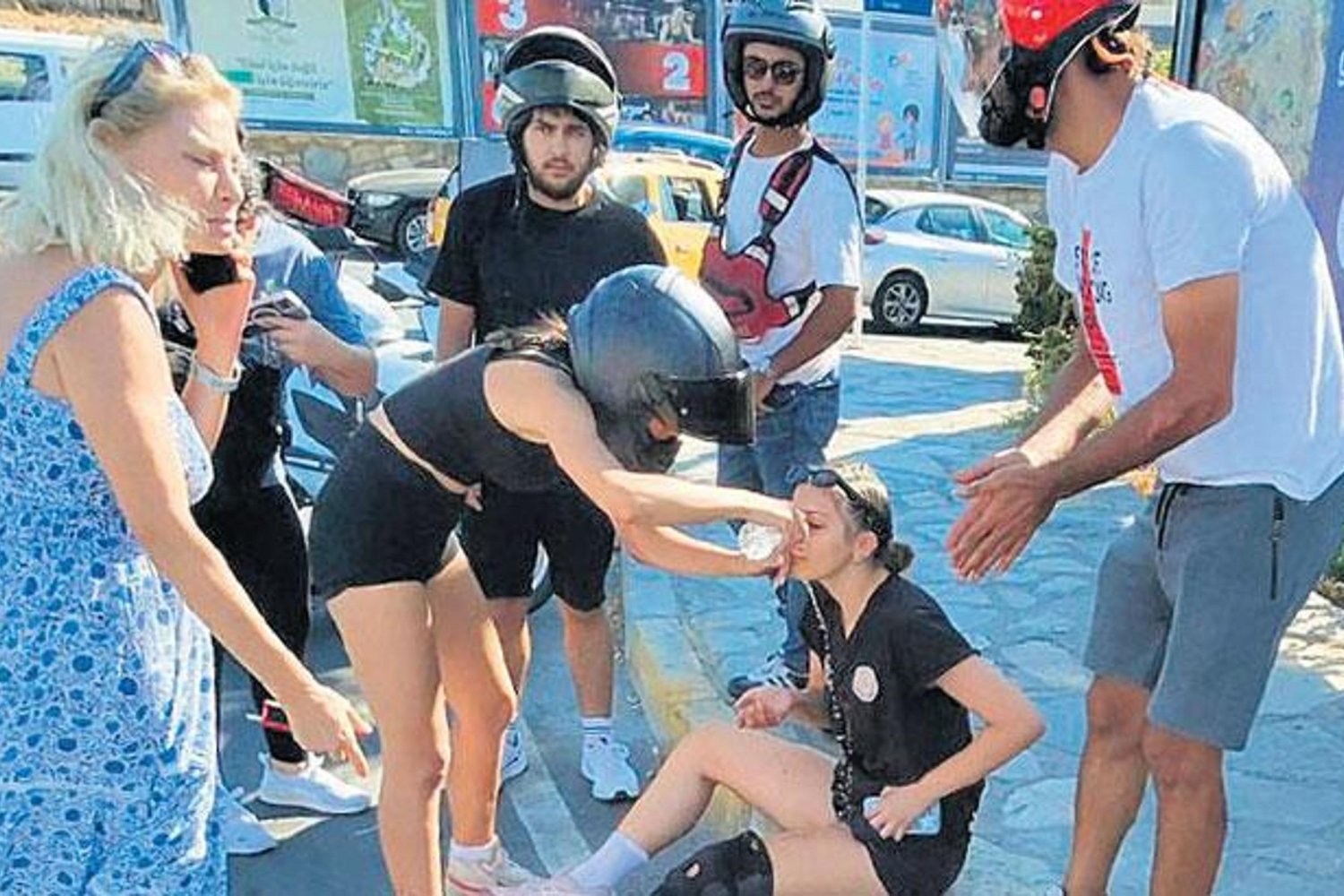 Çarpıcı Olay: Motosiklet Kazası ve Yardım Girişimi Şoka Neden Oldu