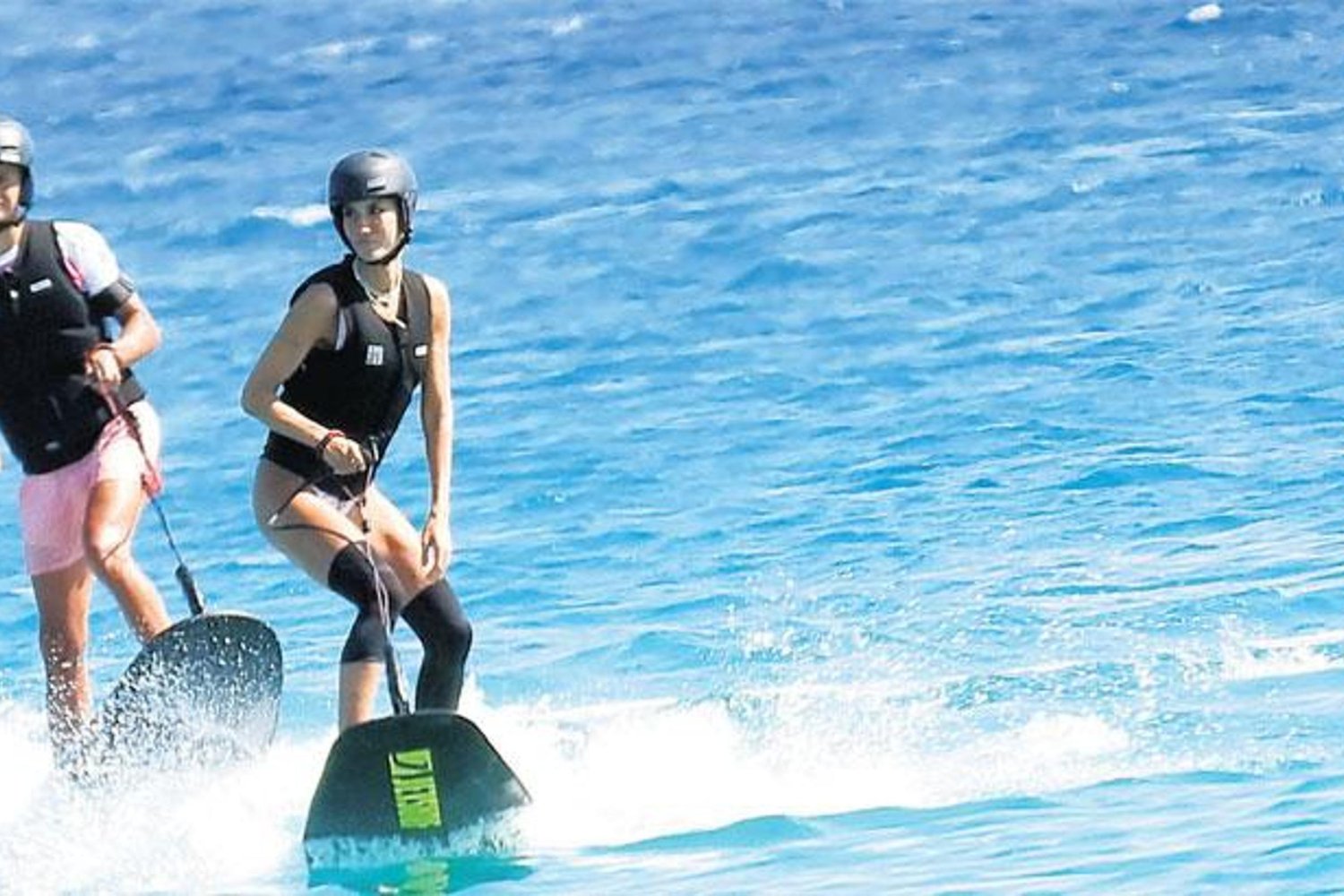 Şov Vecdi! Model Çocuklarıyla Motorlu Sörf Tutkusunu Gösterdi