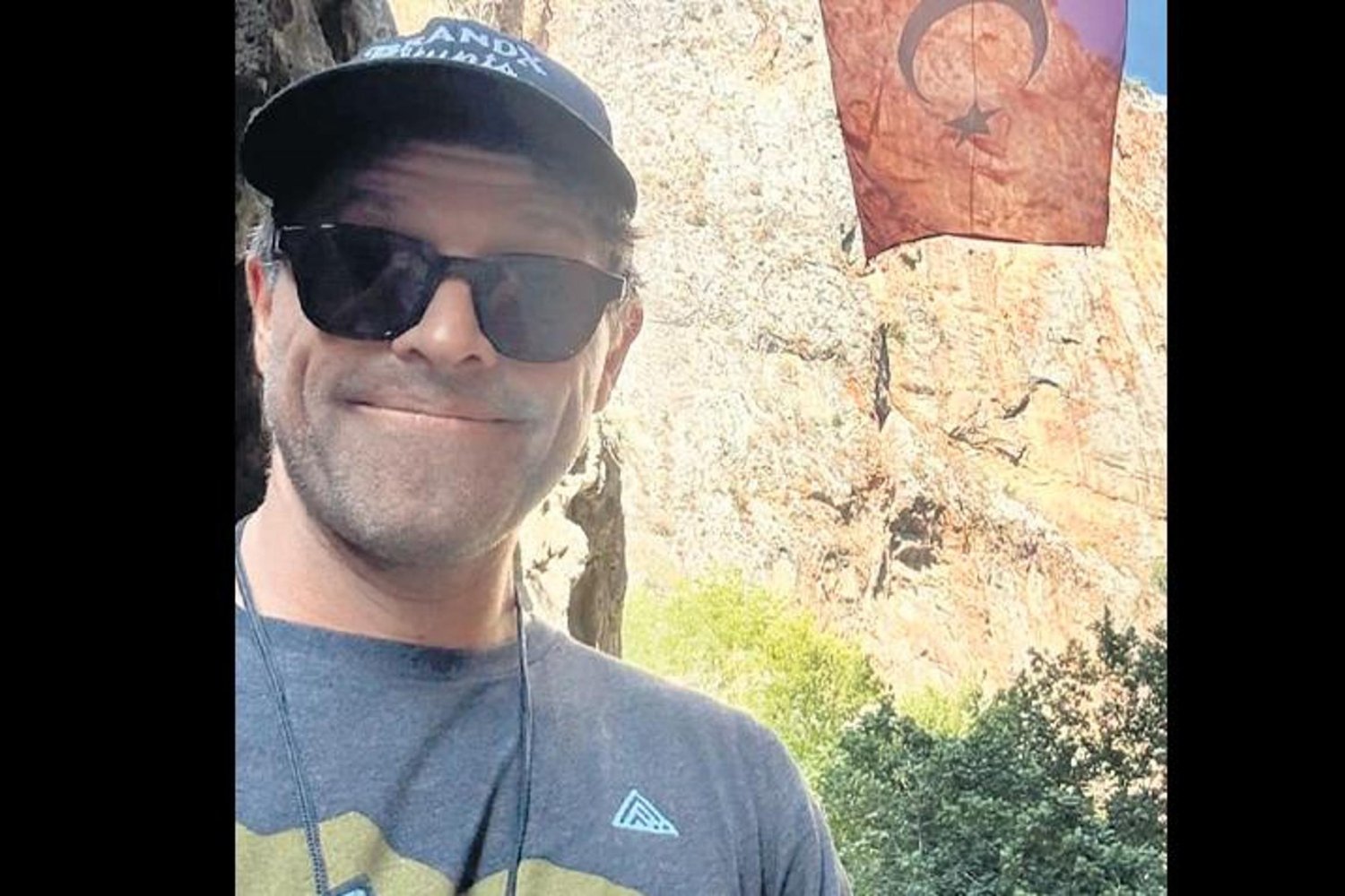 Türk Bayrağı Önünde İlginç Paylaşım: ABD'li Oyuncu Türkiye'ye Aşık Oldu