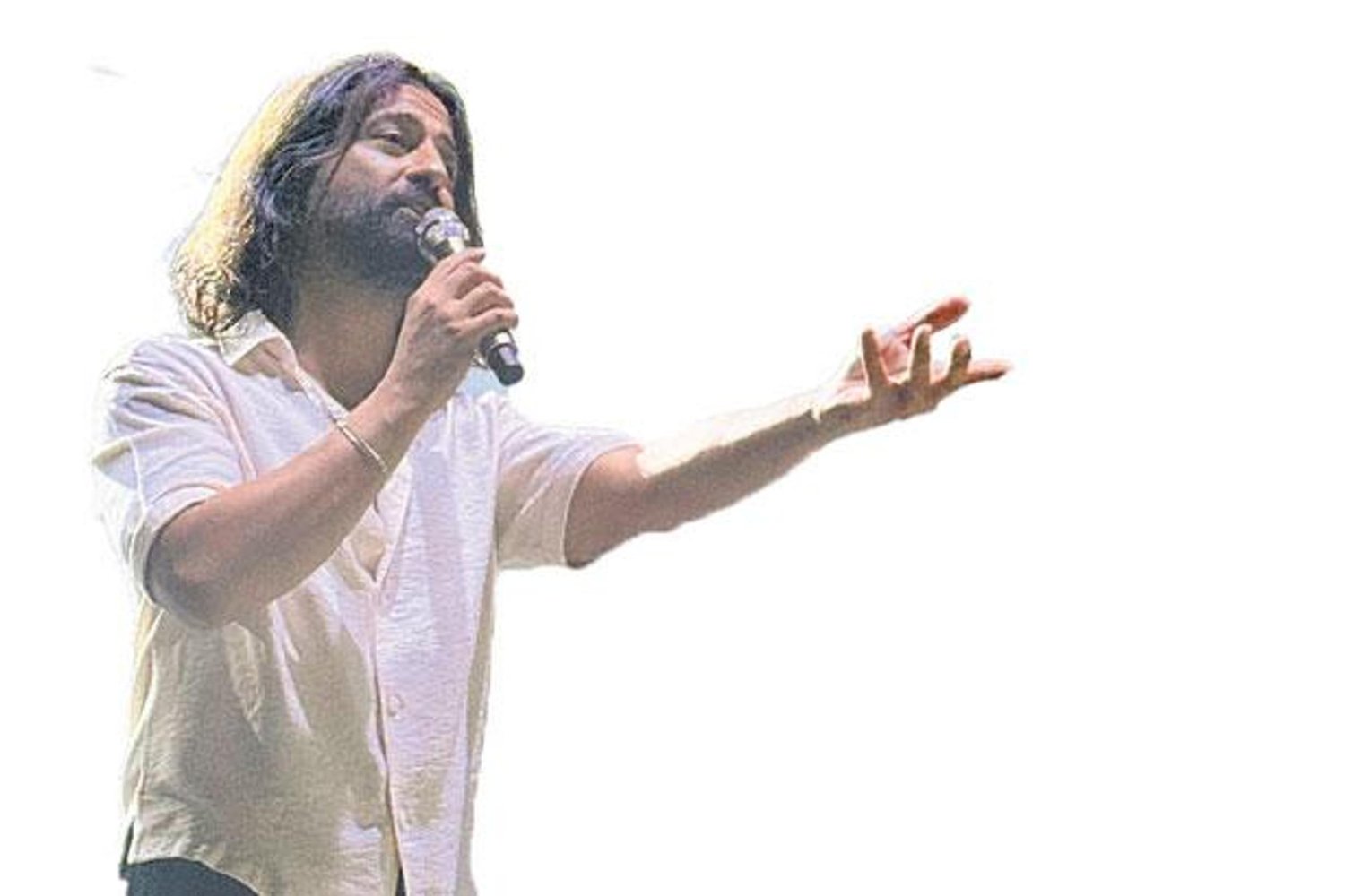 Şarkıcı Zafer Haftası'nda muhteşem konserle izleyenleri büyüledi