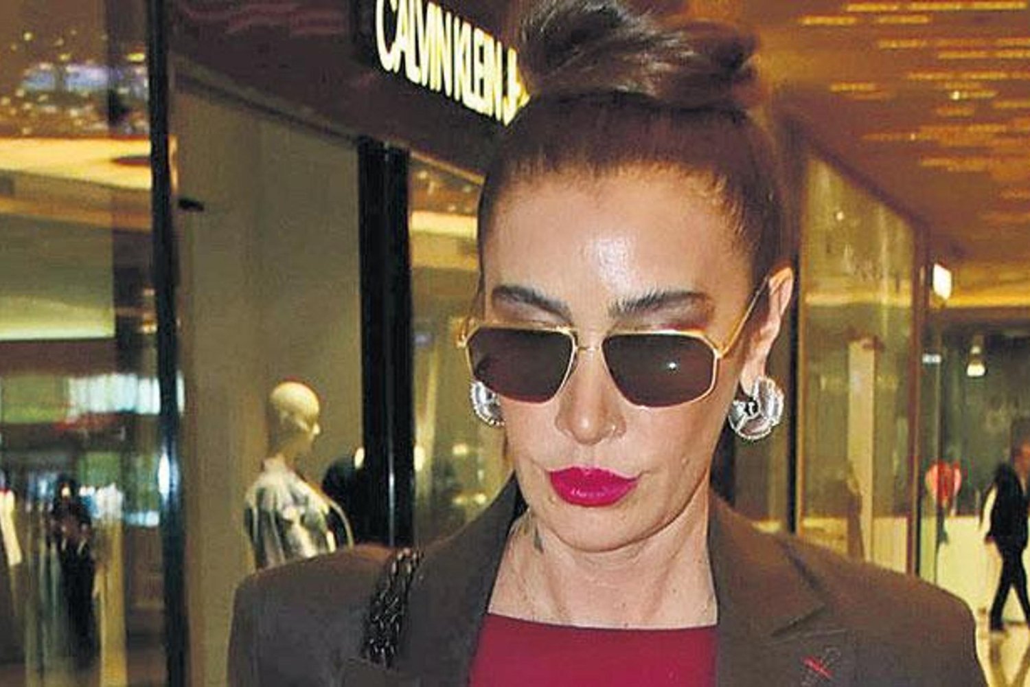 Magazinde Görünen Şarkıcıdan Konser Müjdesi: Alışveriş Esnasında Tarzıyla Dikkat Çekti!