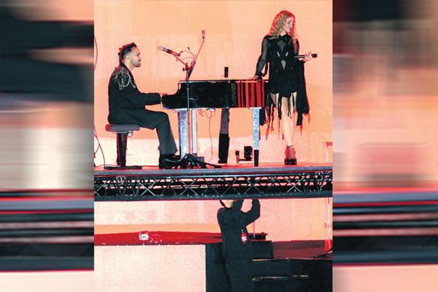 Moda ve müzik ödüllerinde Shakira ve Uluğ'dan büyüleyici sahne performansı