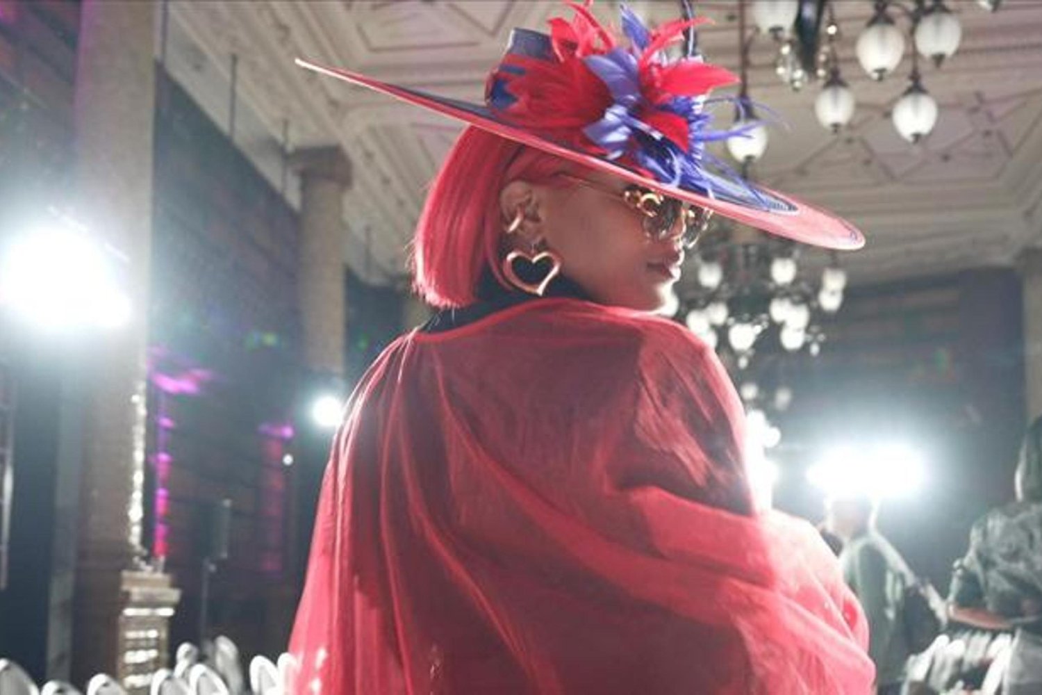 İstanbul İlhamlı Moda Koleksiyonu: Teknolojili Kokulu Eşarplar ve Renk Değişen Kumaşlar