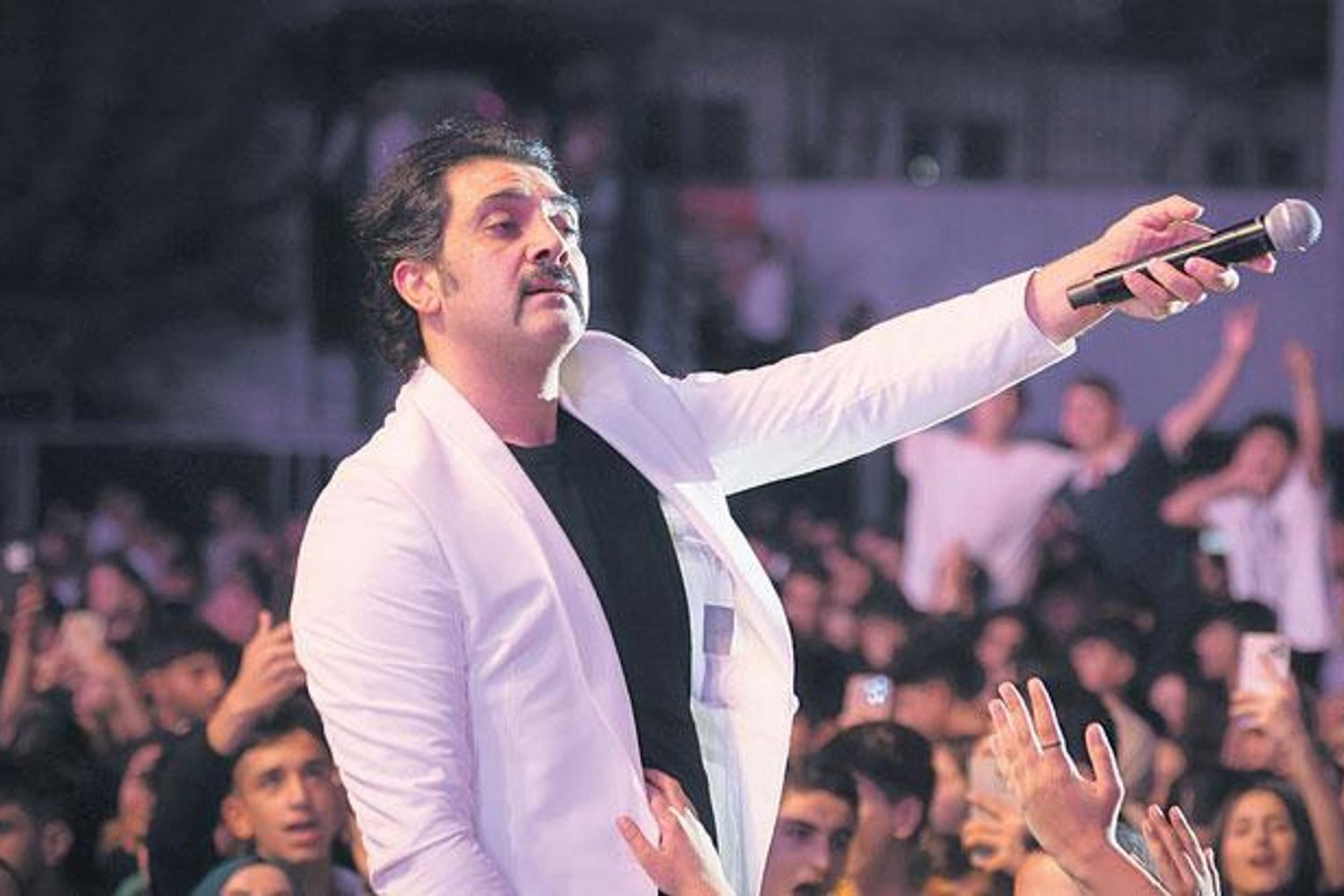 Ünlü Şarkıcı Sevilen Türküleriyle Hayranlarını Coşturdu