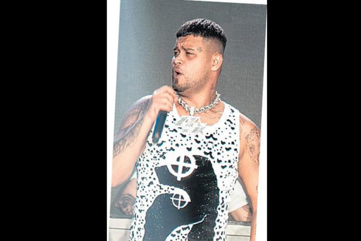 Magazin Haberleri: Ünlü Rapçi Beach Club'da Siyah-Beyaz Kombiniyle Göz Kamaştırdı