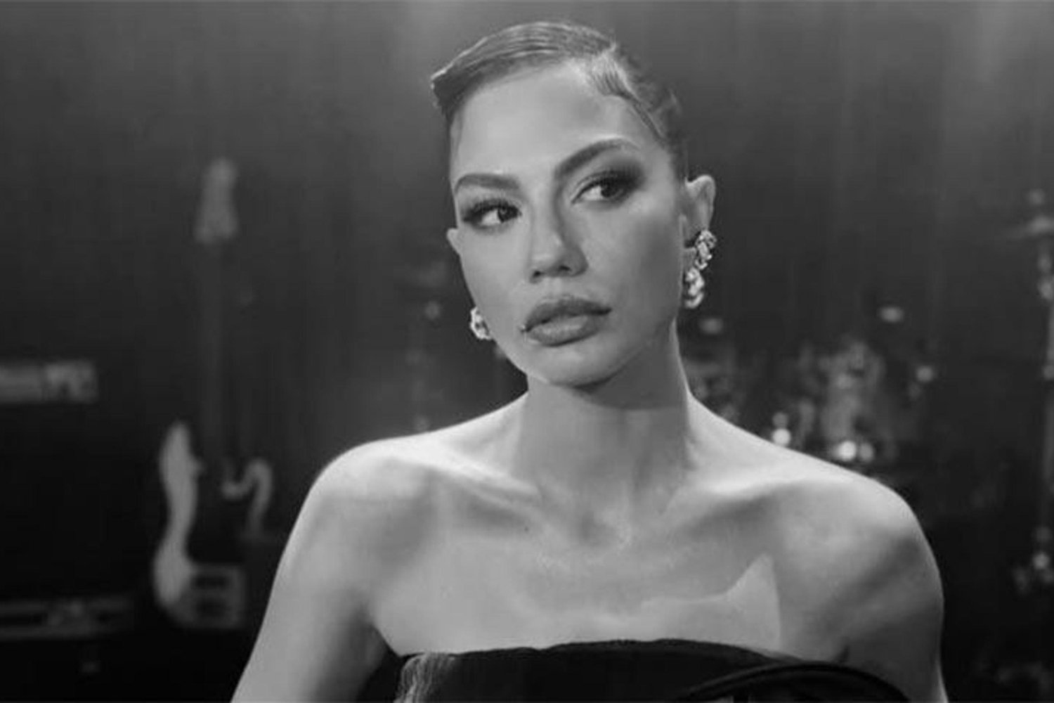 Demet Özdemir'den Siyah-Beyaz Paylaşım hayranları büyüledi