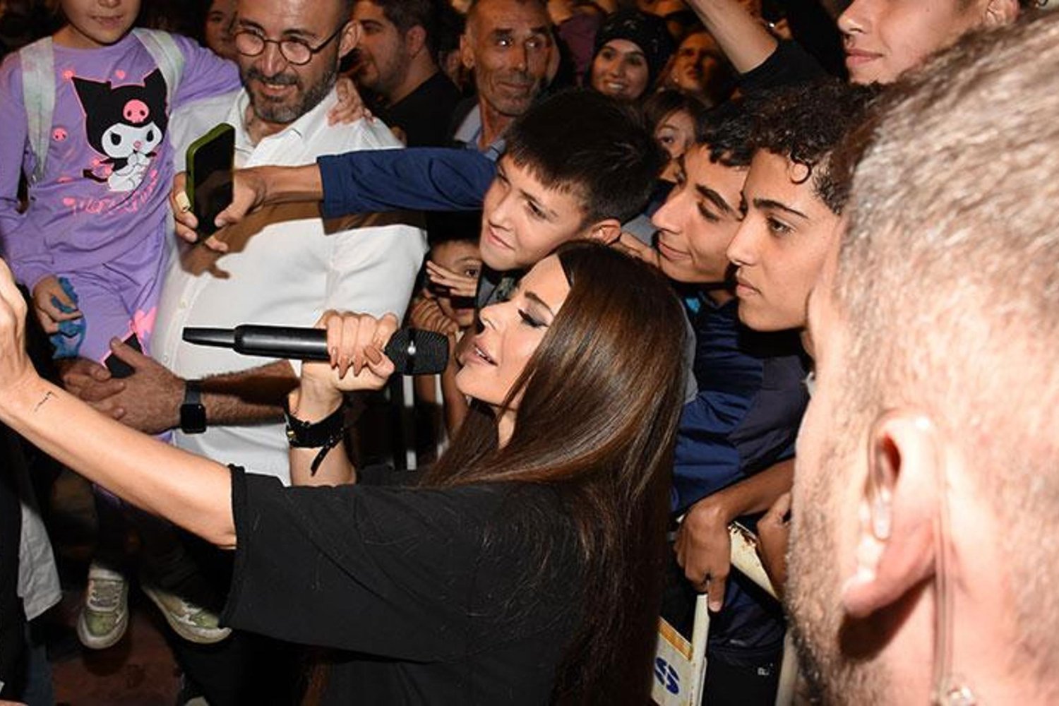 Simge Sağın Konserle Göz Kamaştırdı: Germencik Meydanı'nda Hayranlarına Unutulmaz Anlar