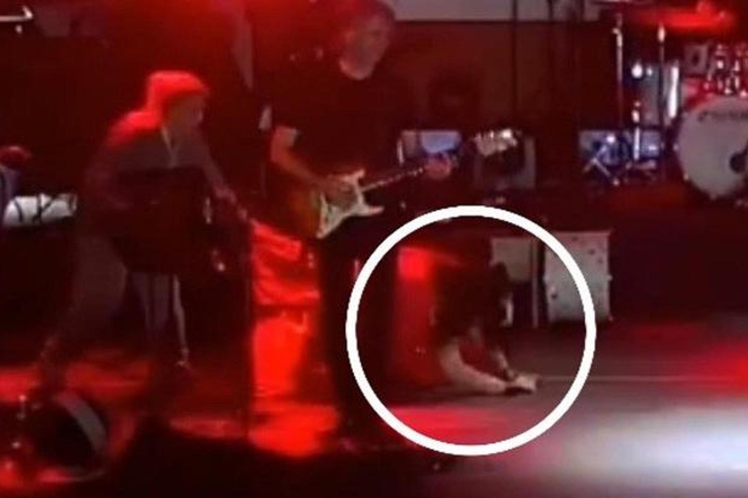 Tuğçe Kandemir Düşüşüyle Gündemde: Konser Anında Denge Kaybı ve Doğal Tavırlarıyla Takdir Topladı