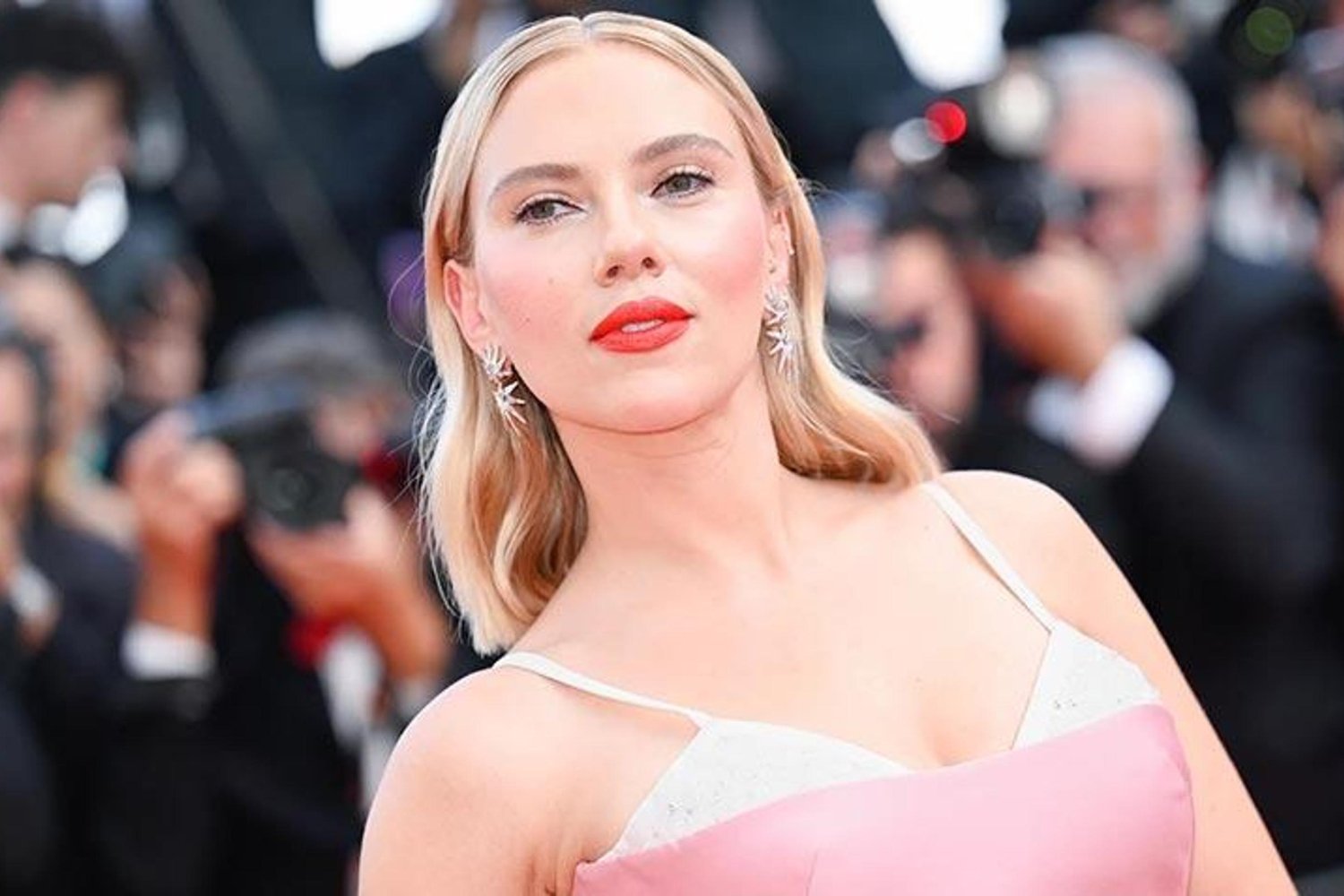 Saturday Night Live’de Colin Jost’un Dönüşü Sürprizi ve Scarlett Johansson’un Paylaşımı