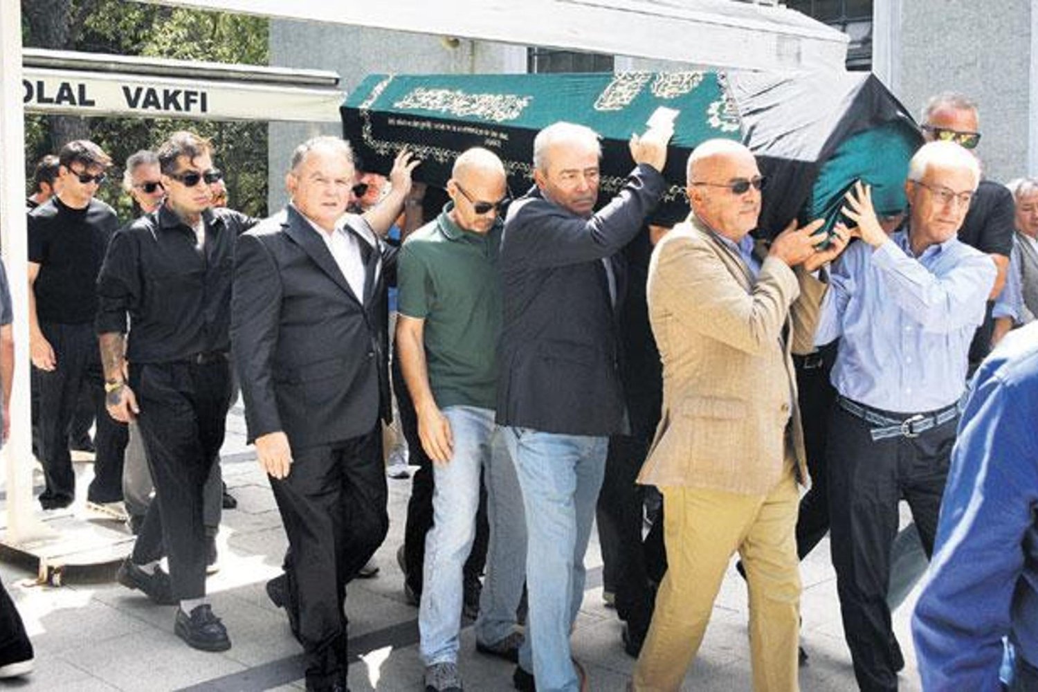 İstanbul'da Cenaze Töreninde Ünlüleri Bir Arada Görüntülediğinizde Hayran Kalacaksınız