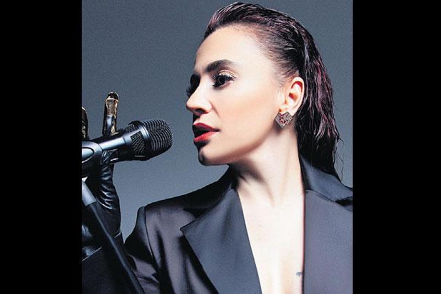 Hülya Avşar’dan Yeni Albüm 'Sana Rağmen' ve Nar Çiçeği Yorumu ile Sahne Şovuna Hazırlanıyor